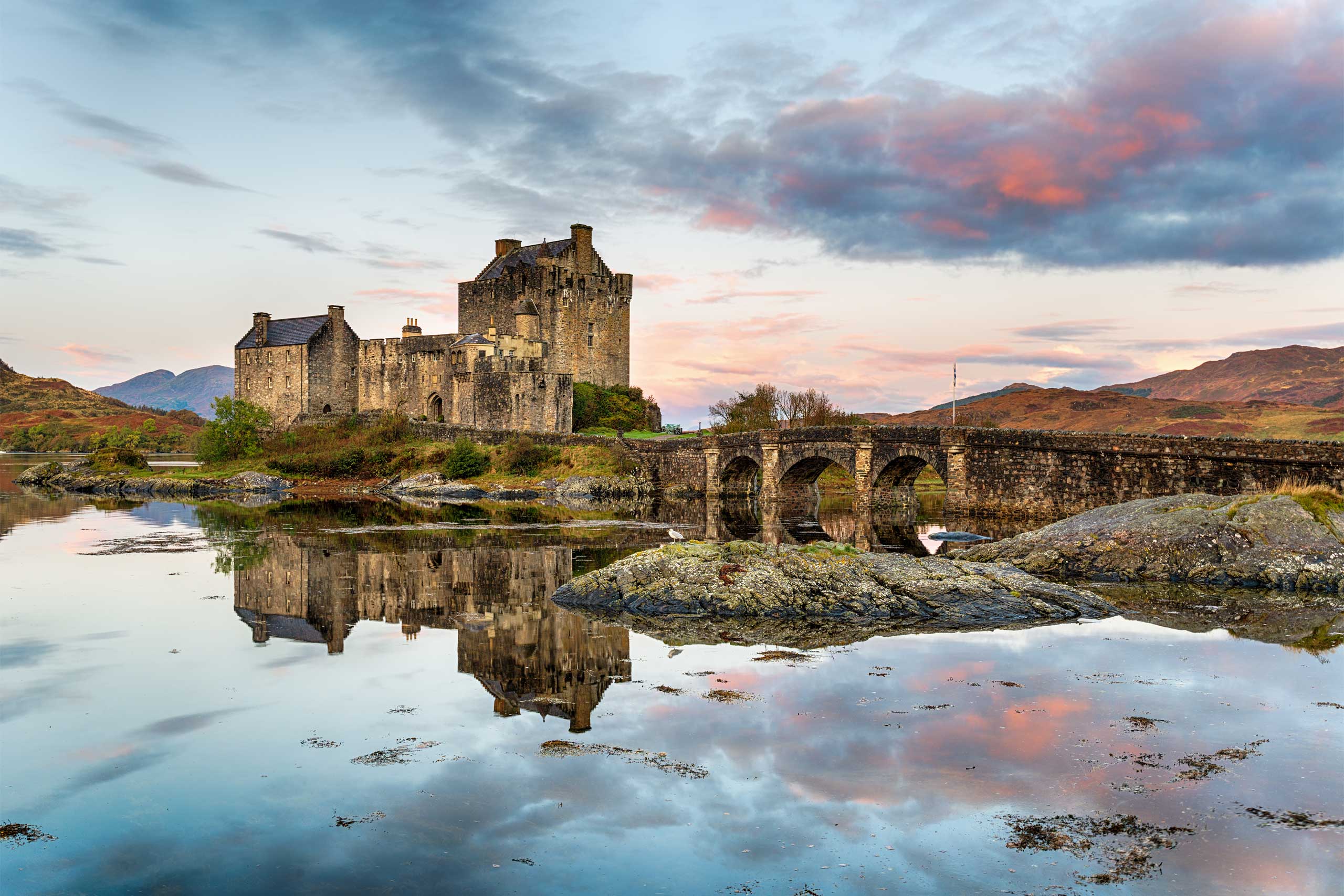 An image of Eilean Donan Castle in Scotland to illustrate the booking process of a vacation with turas travel